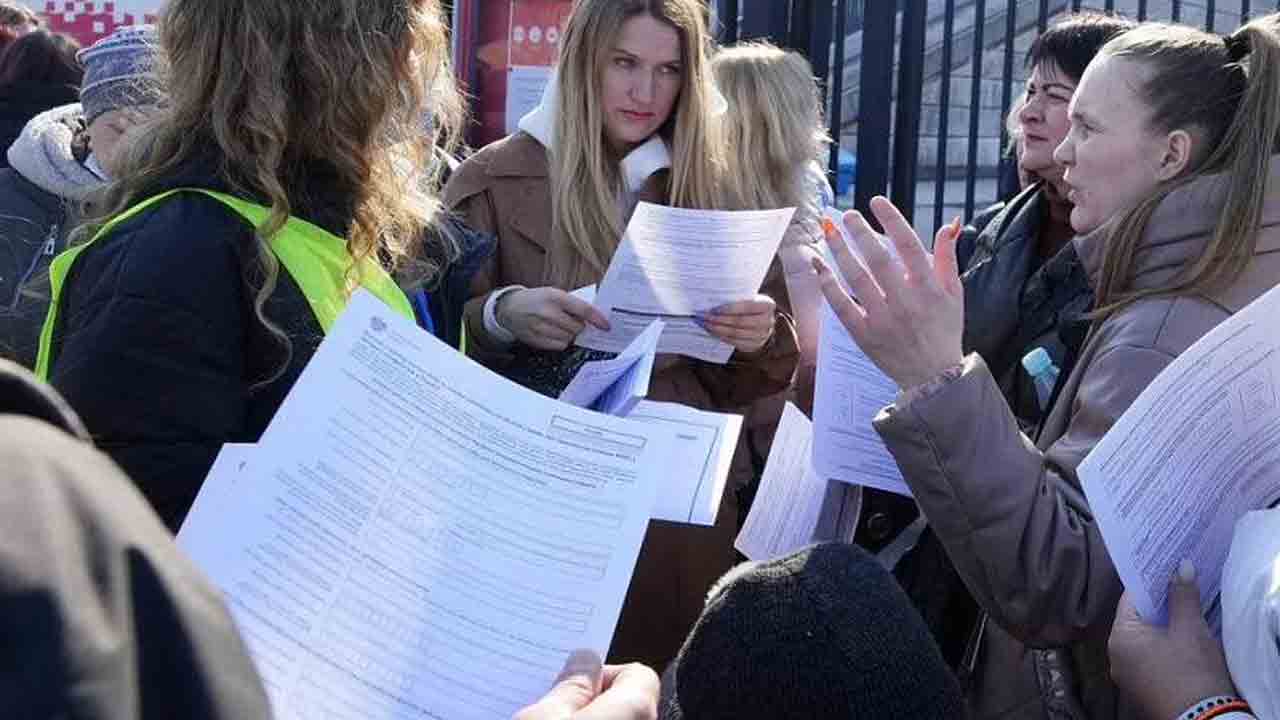 Ukraine | ఉక్రెయిన్ వలసదారులకు గుర్తింపు కార్డులు అందిస్తున్న పోలాండ్