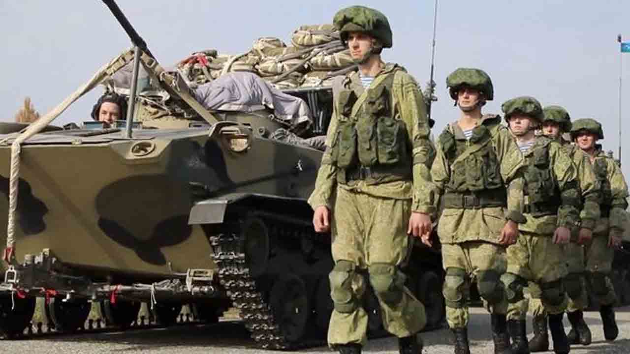 Ukraine | ఉక్రెయిన్ తుపాకులు వెతుక్కుంటున్న రష్యన్ సైనికులు.. ఎందుకంటే?