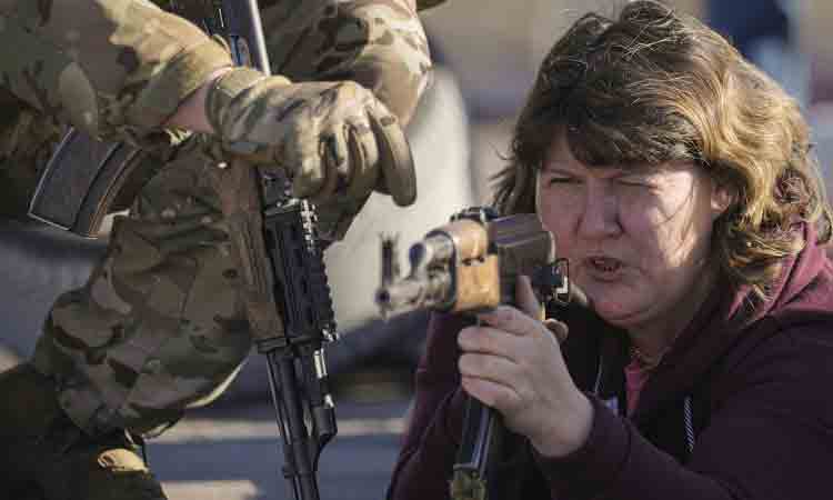 Ukraine | తుపాకుల కోసం క్యూలు కడుతున్న ఉక్రెయిన్ ప్రజలు.. రష్యాను అడ్డుకునేందుకే!