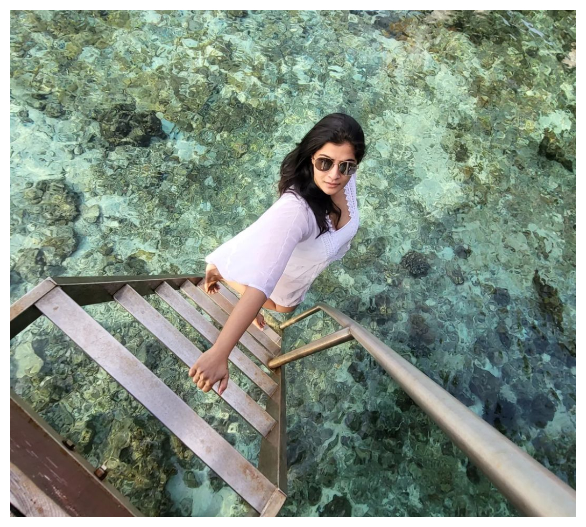 Varalaxmi Sarathkumar | మాల్దీవ్స్ సాగర తీరాన ఎంజాయ్ చేస్తున్న వరలక్ష్మీ శరత్‌కుమార్‌..