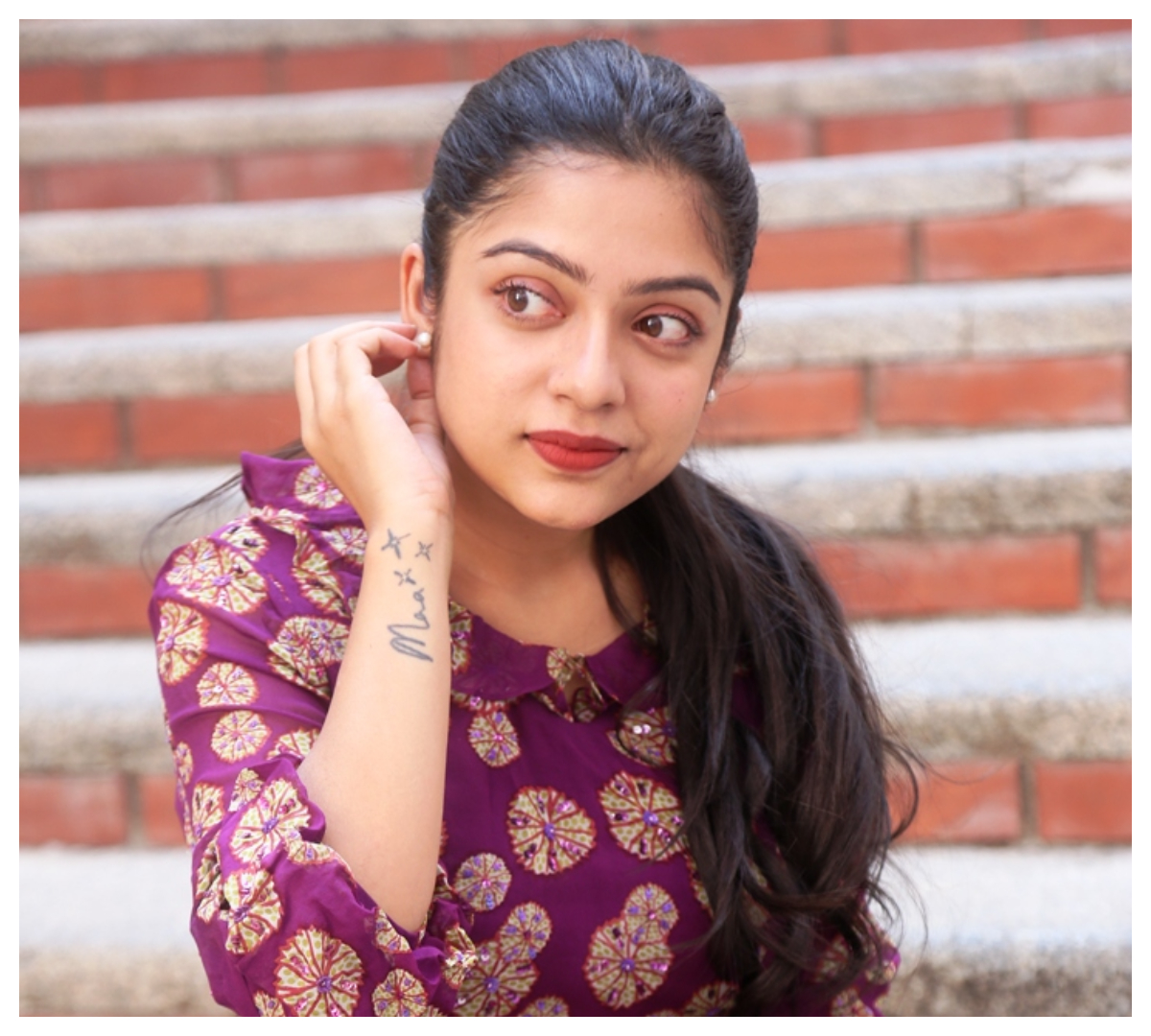 Varsha Bollamma | పర్పుల్ కలర్ డ్రెస్‌లో కేకపెట్టిస్తున్న వర్ష బొల్లమ్మ..