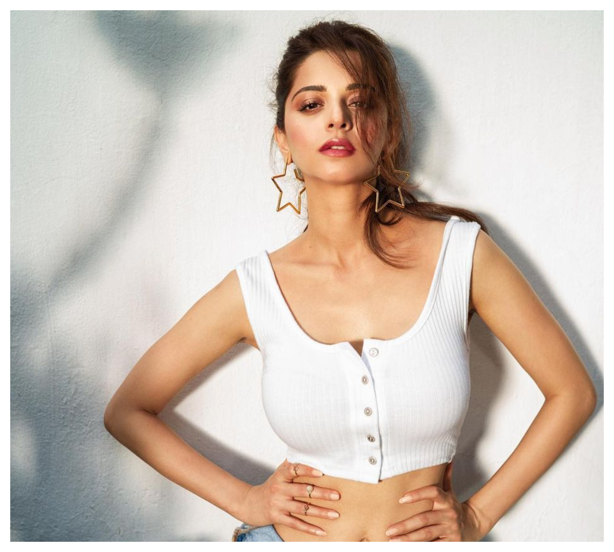 Vedhika | సోషల్ మీడియాలో సెగలు పుట్టిస్తున్న వేదిక..