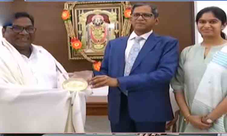 ఎమ్మెల్సీ గోరెటి వెంక‌న్న‌ను స‌న్మానించిన సీజేఐ ఎన్వీ ర‌మ‌ణ‌