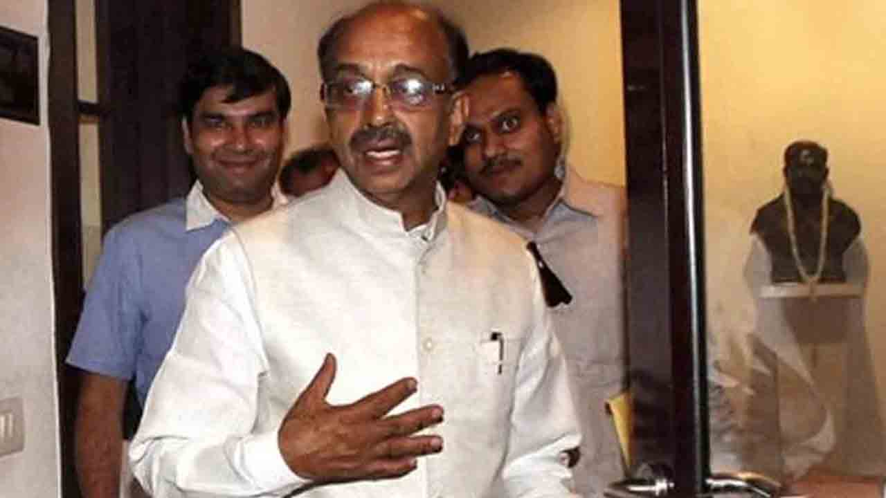 మాజీ ఎంపీ చేతుల్లోంచి ఫోన్ లాక్కెళ్లిన అగంత‌కుడు