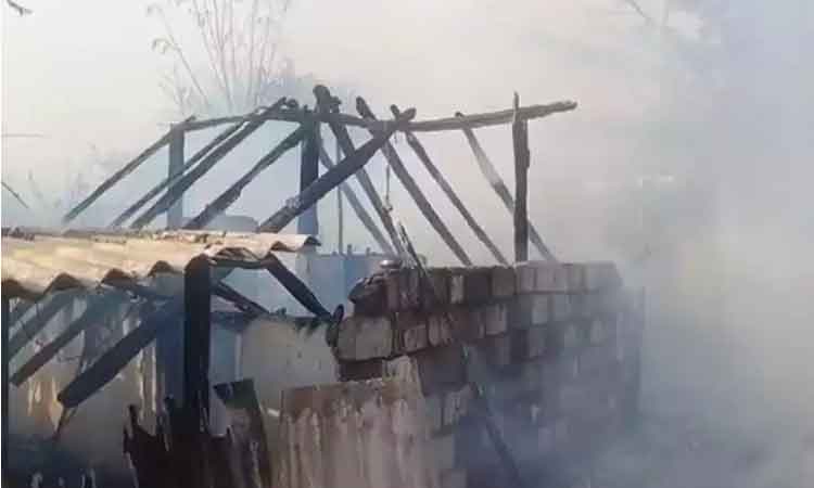 విశాఖలో రైల్వే ట్రాక్‌ వద్ద గుడిసెలు దగ్ధం..