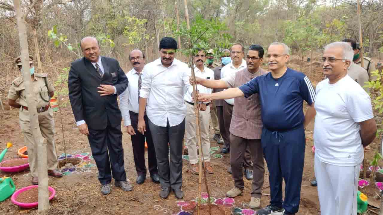 అర్బ‌న్ ఫారెస్టు పార్కులు అద్భుతం : హైకోర్టు చీఫ్ జ‌స్టిస్