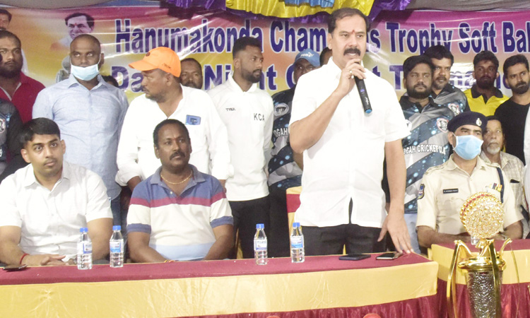 క్రీడాకారులు క్రీడాస్ఫూర్తి చాటాలి