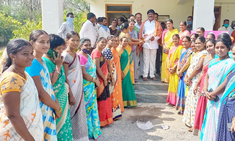 గ్రామీణ మహిళల అభివృద్ధికి సీఎం కృషి