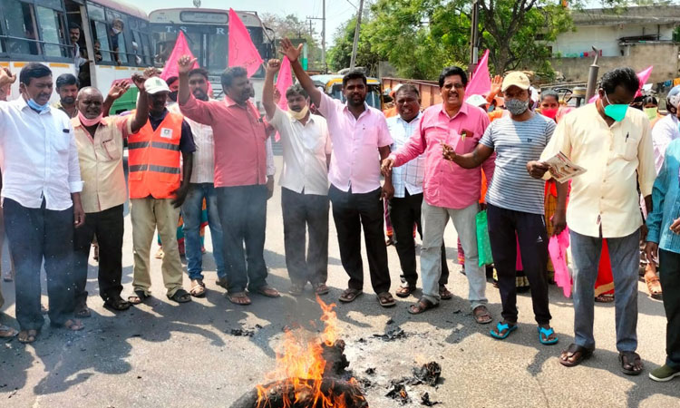 కార్మికుల హక్కులను కాలరాస్తున్న కేంద్రం