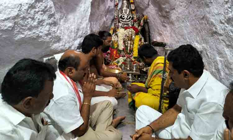 కోలాహలంగా కొమ్మాల జాతర