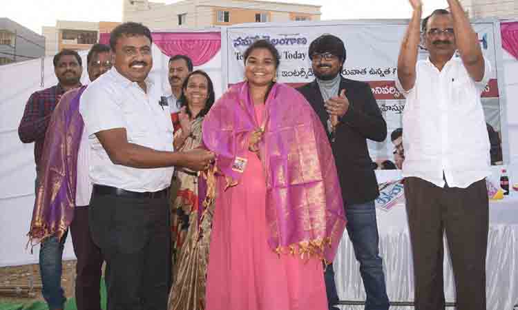 కష్టపడితే ఉజ్వల భవిష్యత్‌