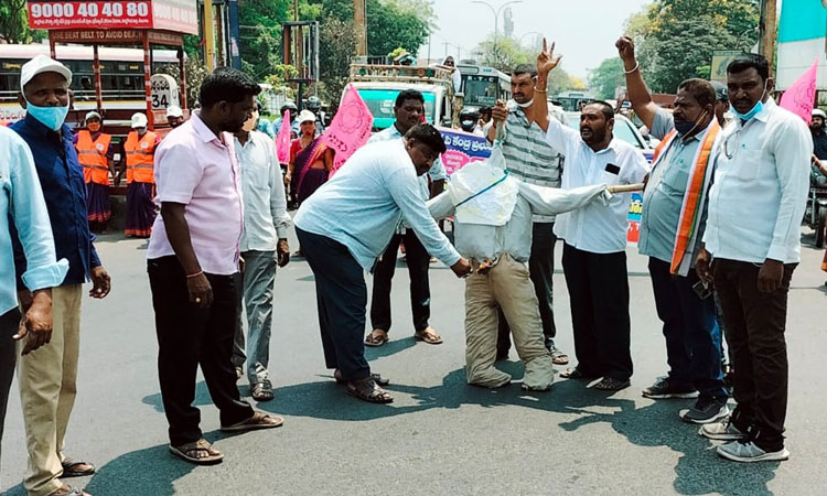 పిడికిలెత్తిన కార్మిక లోకం