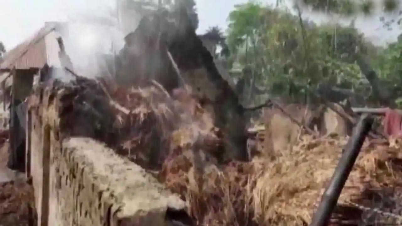 బెంగాల్‌లో టీఎంసీ నేత హత్య.. ఇండ్లకు నిప్పు.. పది మంది సజీవ దహనం