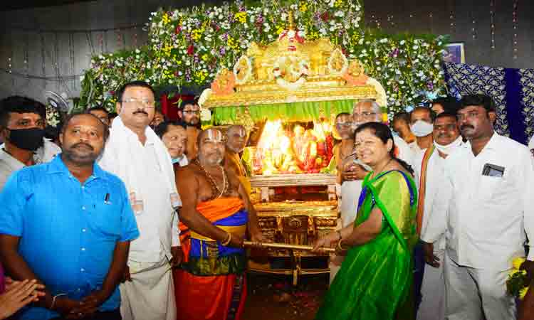 బంగారు రథంపై బ్రహ్మండనాయకుడు