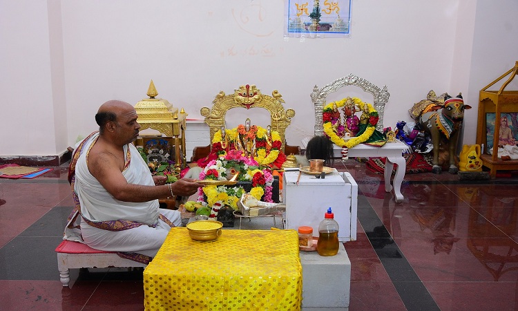 యాదాద్రిలో శాస్ర్తోక్తంగా శత రుద్రాభిషేకం