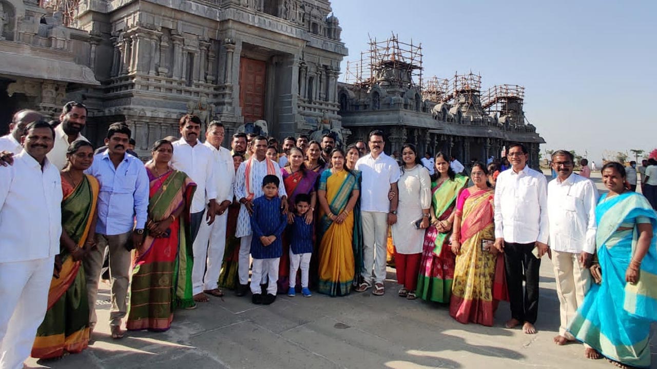 యాదాద్రి నర్సన్న ఆలయానికి 158 తులాల బంగారం కానుకగా సమర్పించిన ఎమ్మెల్యే గాదరి కిశోర్‌