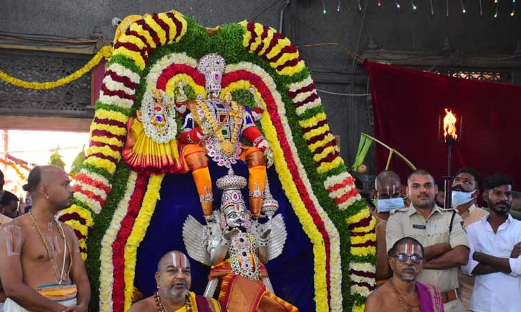 శ్రీమహావిష్ణువుగా గరుడ వాహనంపై స్వామివారి దర్శనం..