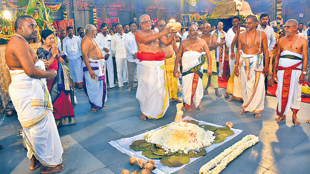 యాదాద్రిలో కొనసాగతున్న పంచ కుండాత్మక మహాయాగం