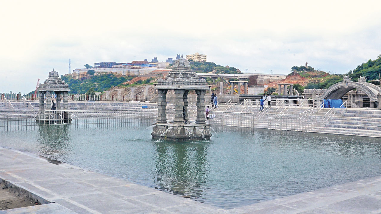 యాదాద్రి కొండ‌పై నిర్మించిన దివ్య పుష్కరిణుల విశేషాలు ఇవి..