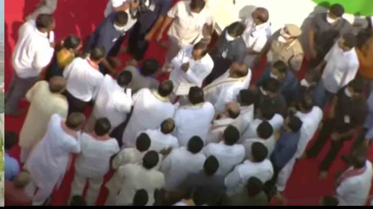 యాదాద్రి చేరుకున్న ముఖ్య‌మంత్రి కేసీఆర్ దంప‌తులు