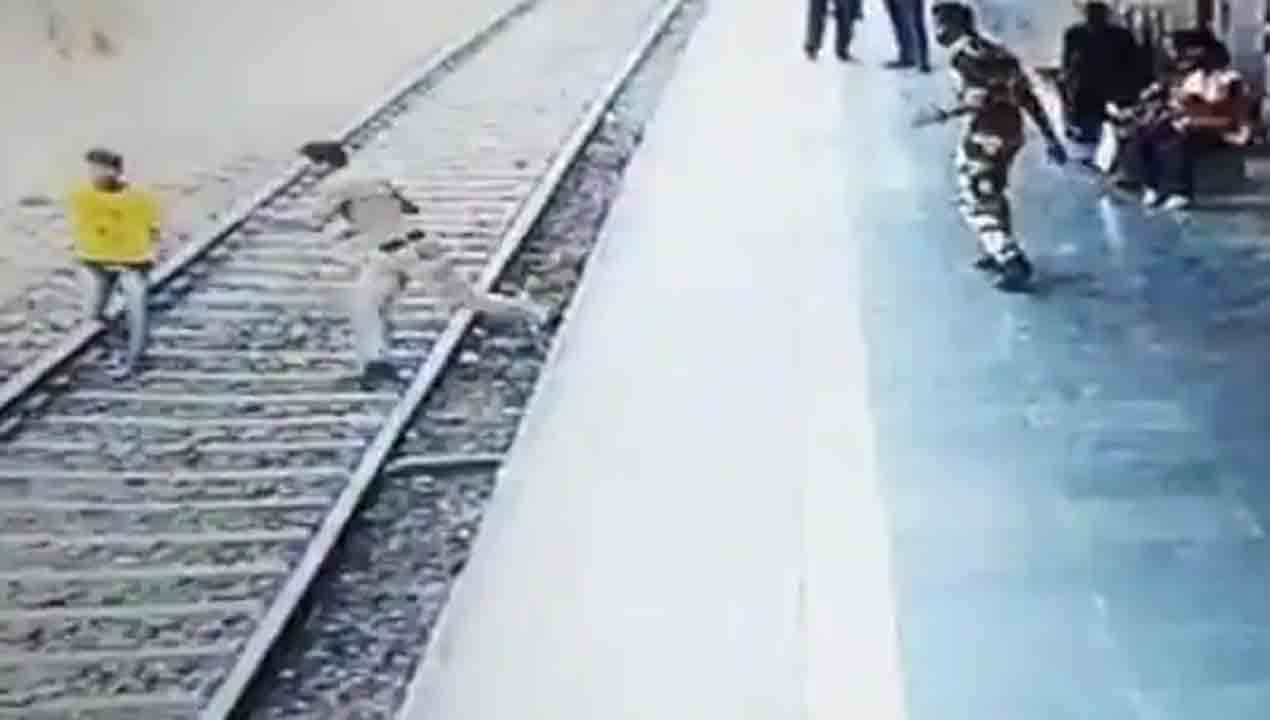 Watch: ఆత్యహత్య కోసం రైలు పట్టాలపైకి దూకిన యువకుడు… ధైర్యం చేసి కాపాడిన పోలీస్‌