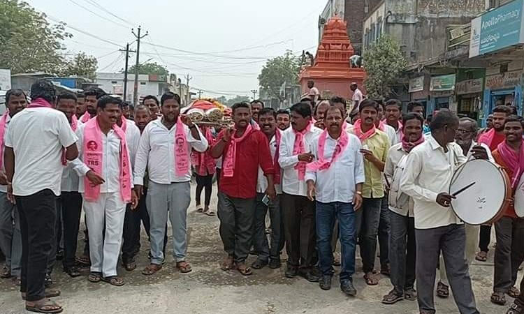 గిరిజనులకు పది శాతం రిజర్వేషన్లు అమలుచేయాలి