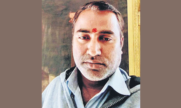 ప్రభుత్వ ఉపాధ్యాయుడిపై సస్పెన్షన్‌ వేటు