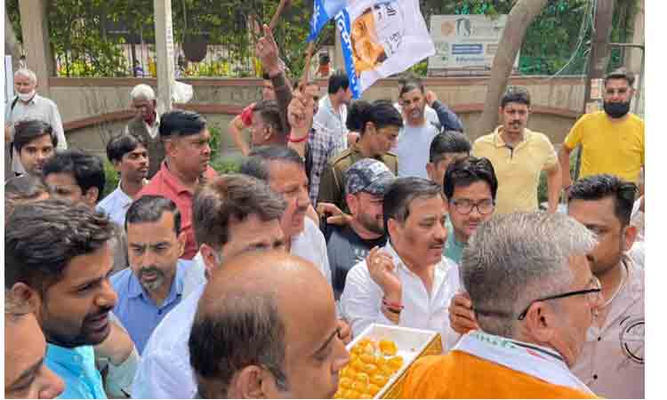 ఆప్ మాజీ నేత కుమార్ విశ్వాస్‌ నివాసం వెలుప‌ల పార్టీ శ్రేణుల సంబ‌రాలు