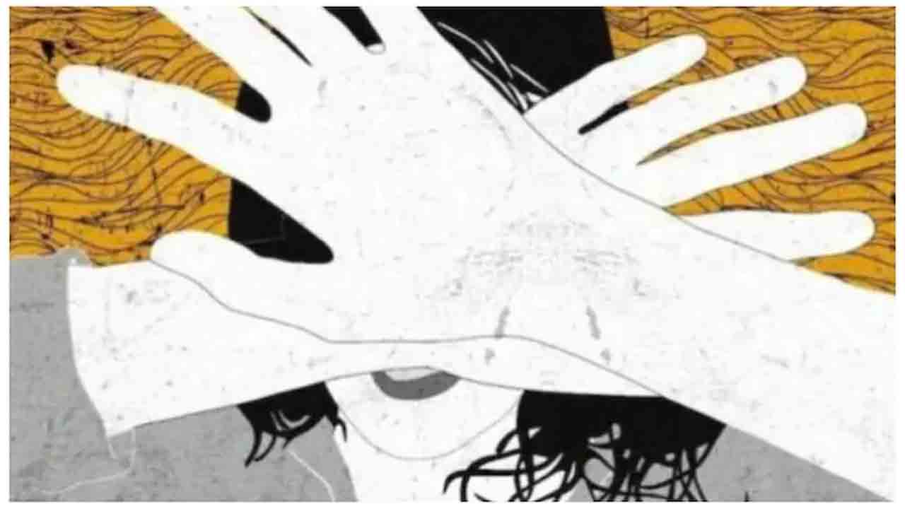 కీచ‌క ప్రొఫెస‌ర్ :  విద్యార్ధినుల‌కు అశ్లీల మెసేజ్‌లు, వీడియోలు పంపుతూ లైంగిక వేధింపులు