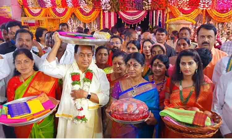 నారసింహుడికి పట్టు వస్త్రాలు సమర్పించిన మంత్రి ఇంద్రకరణ్‌ రెడ్డి
