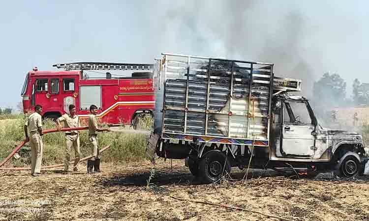 విద్యుత్‌ వైర్లు తాకి వాహనం దగ్ధం