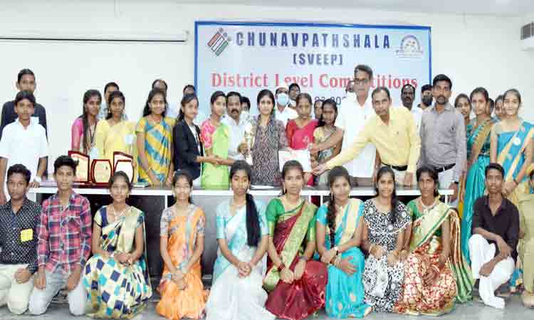 ప్రజాస్వామ్యంలో ఓటే కీలకం