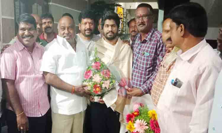 ఉక్రెయిన్‌ నుంచి వచ్చిన విద్యార్థికి సన్మానం