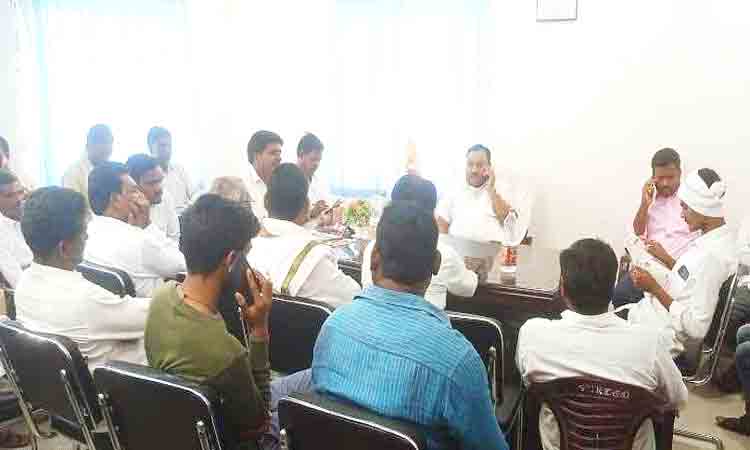 కేంద్రమే ధాన్యాన్ని కొనుగోలు చేయాలి