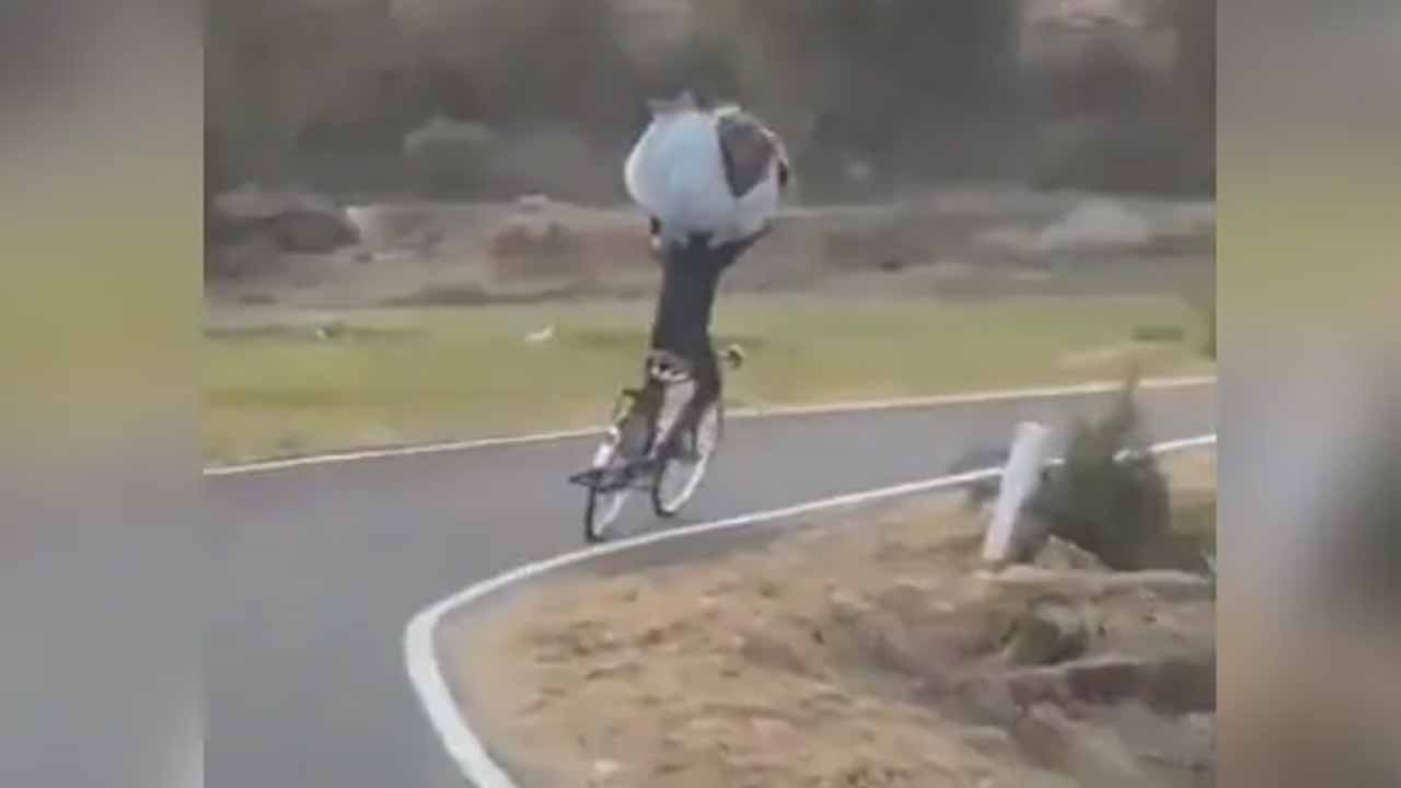 ఇత‌డి శ‌రీరంలో గైరోస్కోప్ ఉందా?.. అద్భుత‌మైన వీడియోను పోస్ట్ చేసిన ఆనంద్‌మ‌హీంద్రా!!