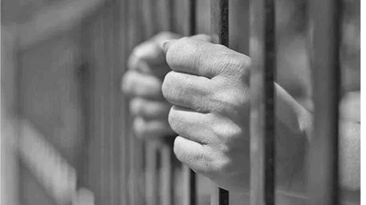 బ‌హిర్భూమికి వెళ్లిన బాలిక‌పై లైంగిక దాడి : దోషికి జీవిత ఖైదు