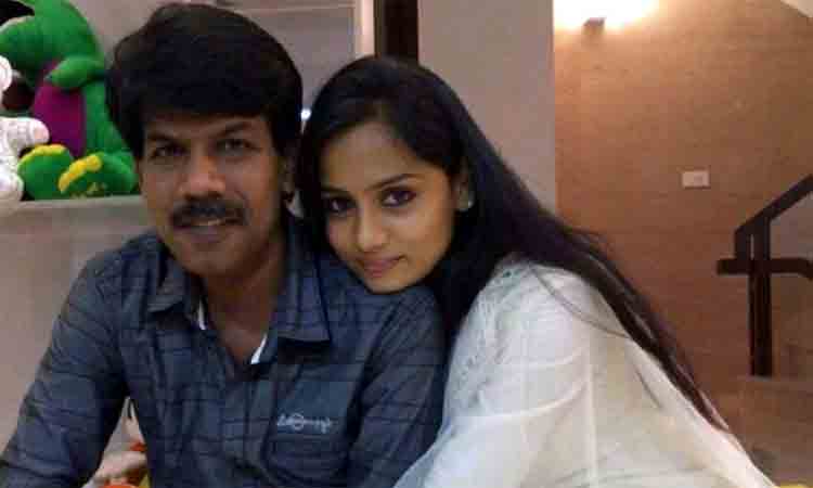 భార్యతో విడాకులు తీసుకున్న అగ్ర దర్శకుడు.. ఫ్యాన్స్‌కు షాక్..