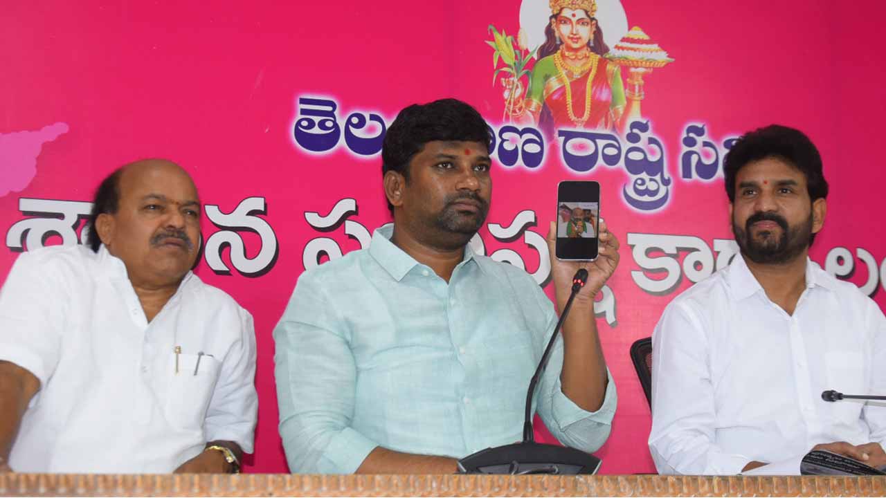 బండి సంజ‌య్.. తెలంగాణ రైతాంగానికి స‌మాధానం చెప్పు..:  ప్ర‌భుత్వ విప్‌ బాల్క సుమ‌న్ డిమాండ్‌