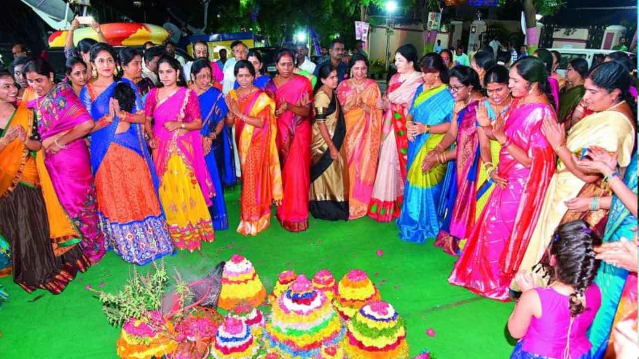 బతుకు చిత్రాలు పండుగలు నృత్యాలు