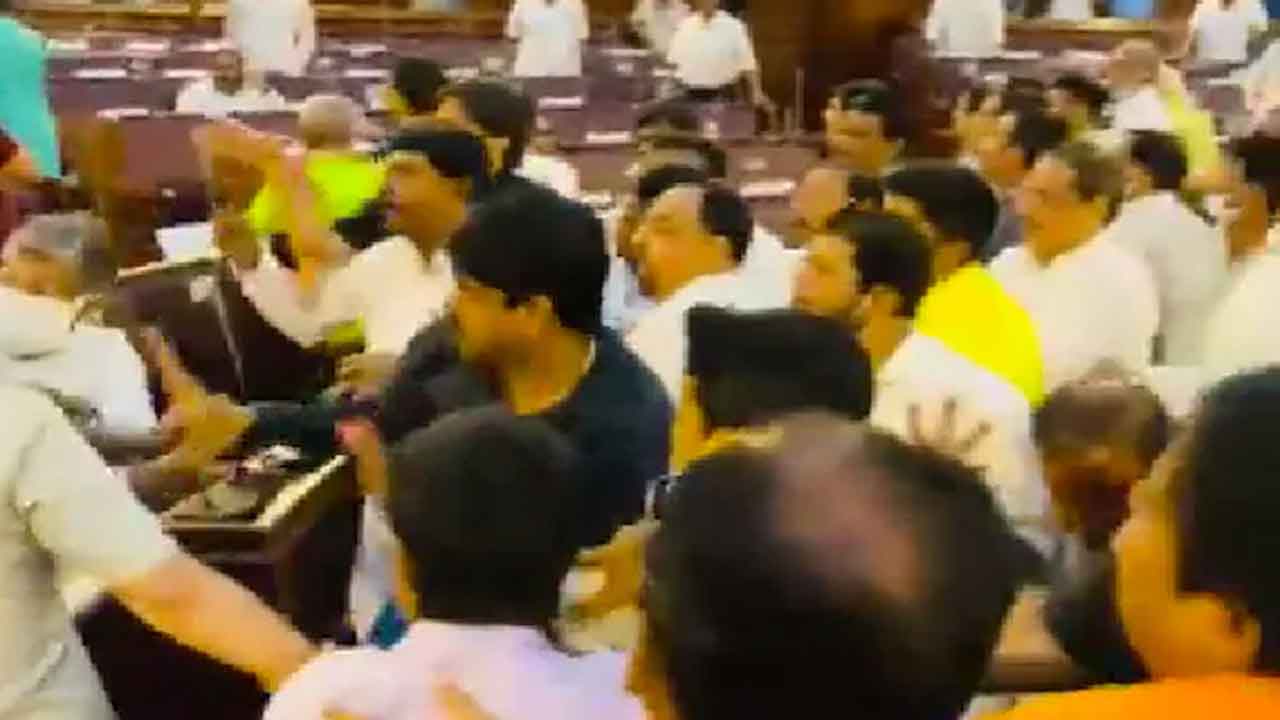 బెంగాల్ అసెంబ్లీలో కొట్టుకున్న బీజేపీ, టీఎంసీ ఎమ్మెల్యేలు..