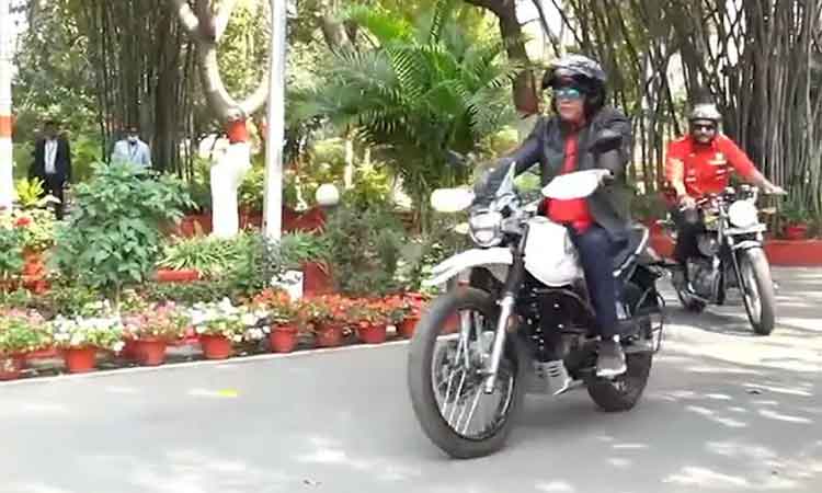 లెద‌ర్ జాకెట్‌.. స‌న్‌గ్లాసెస్‌తో.. చ‌త్తీస్‌ఘ‌డ్ సీఎం బైక్ రైడింగ్‌.. వీడియో