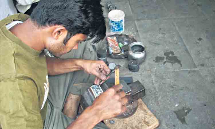 Bidri Work | ఎంత కాల‌మైనా తుప్పుప‌ట్ట‌ని ఈ క‌ళాకృతులను ఎలా త‌యారు చేస్తారంటే..