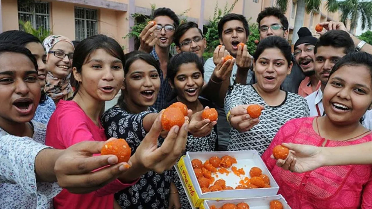 బిహార్ ఇంట‌ర్ ఫ‌లితాలు విడుద‌ల‌.. టాప‌ర్‌గా ఆటో డ్రైవ‌ర్ కుమారుడు