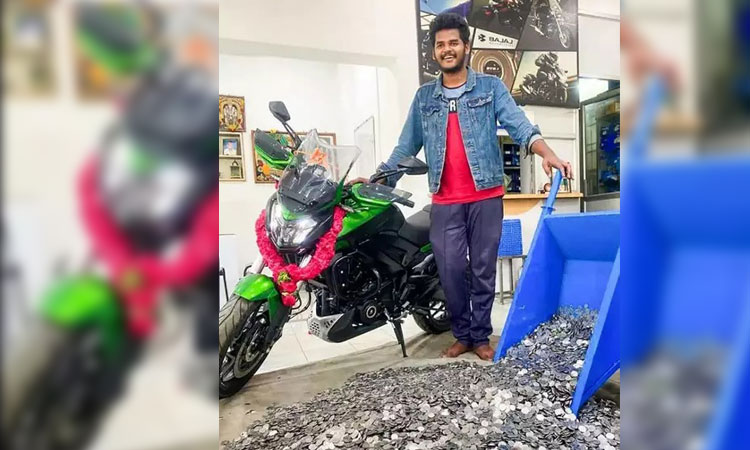 2.6 లక్షల నాణేలిచ్చి బైక్‌ కొన్నాడు..