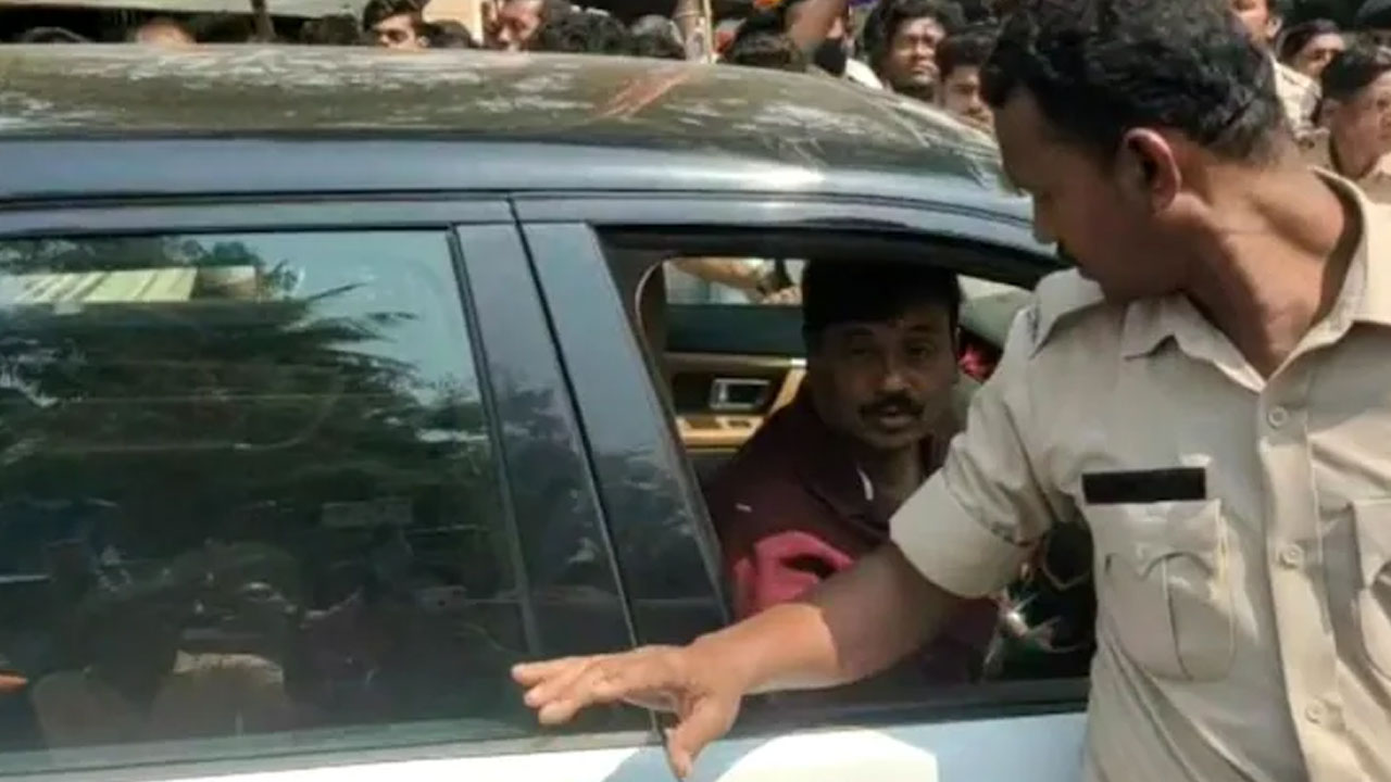 అచ్చు ల‌ఖీంపూర్ ఖేరీ లాగే.. ప్ర‌జ‌ల‌పైకి కారు ఎక్కించిన ఎమ్మెల్యే..