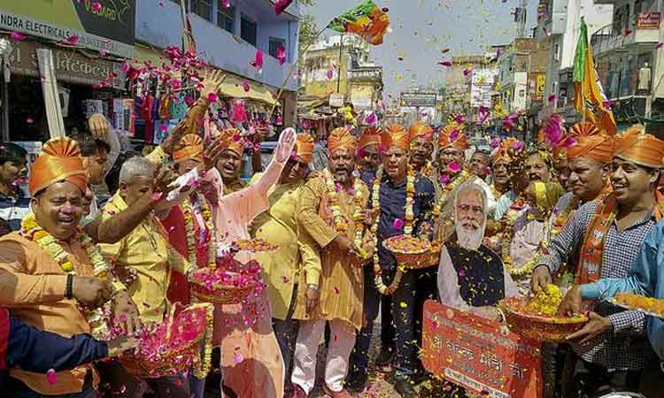 యోగి ప్ర‌భుత్వాన్ని వీడిన మంత్రులు, ఎమ్మెల్యేల‌ ప‌రిస్థితి ఏంటి ?