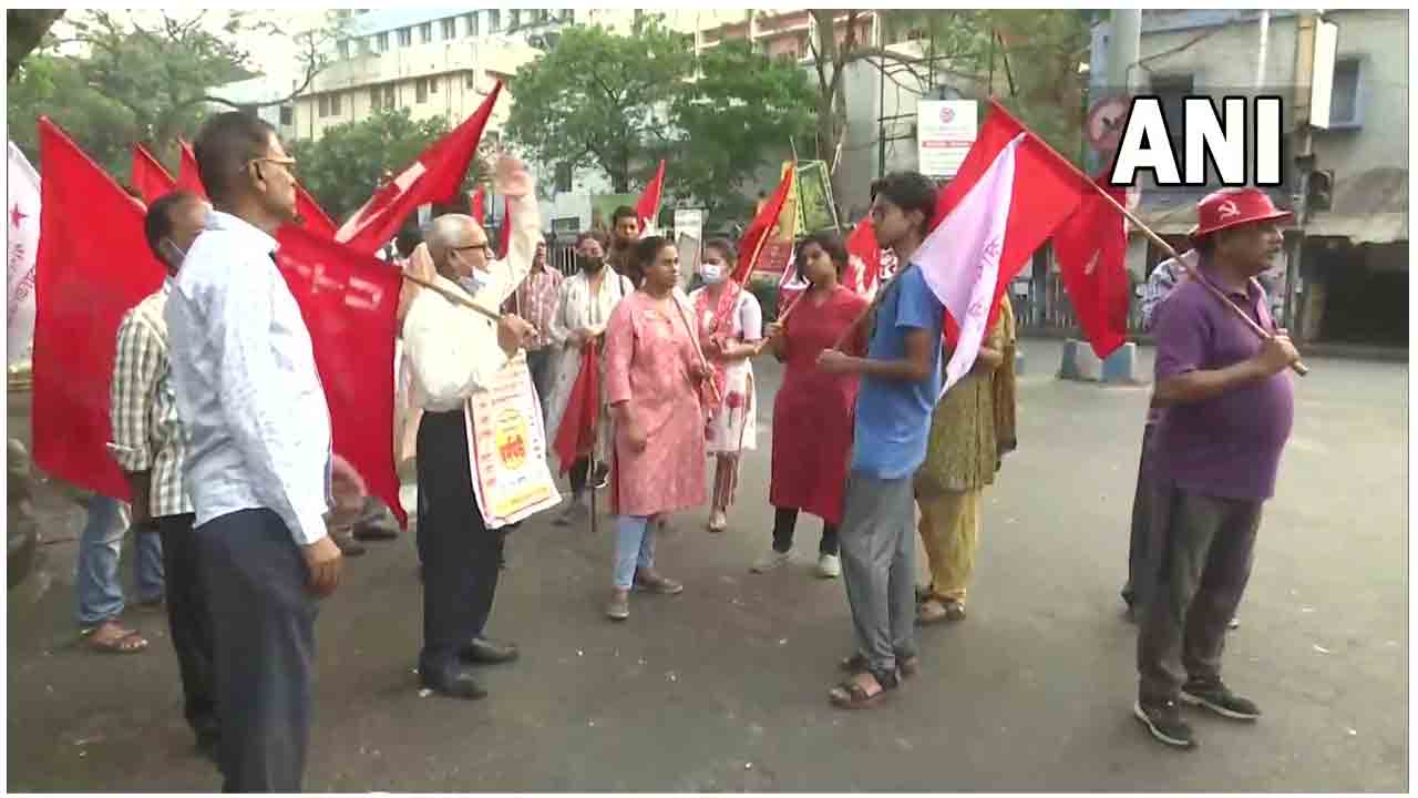 భార‌త్ బంద్ : ర‌హ‌దారుల ముట్ట‌డితో నిలిచిన రైలు, రోడ్ ట్రాఫిక్‌!