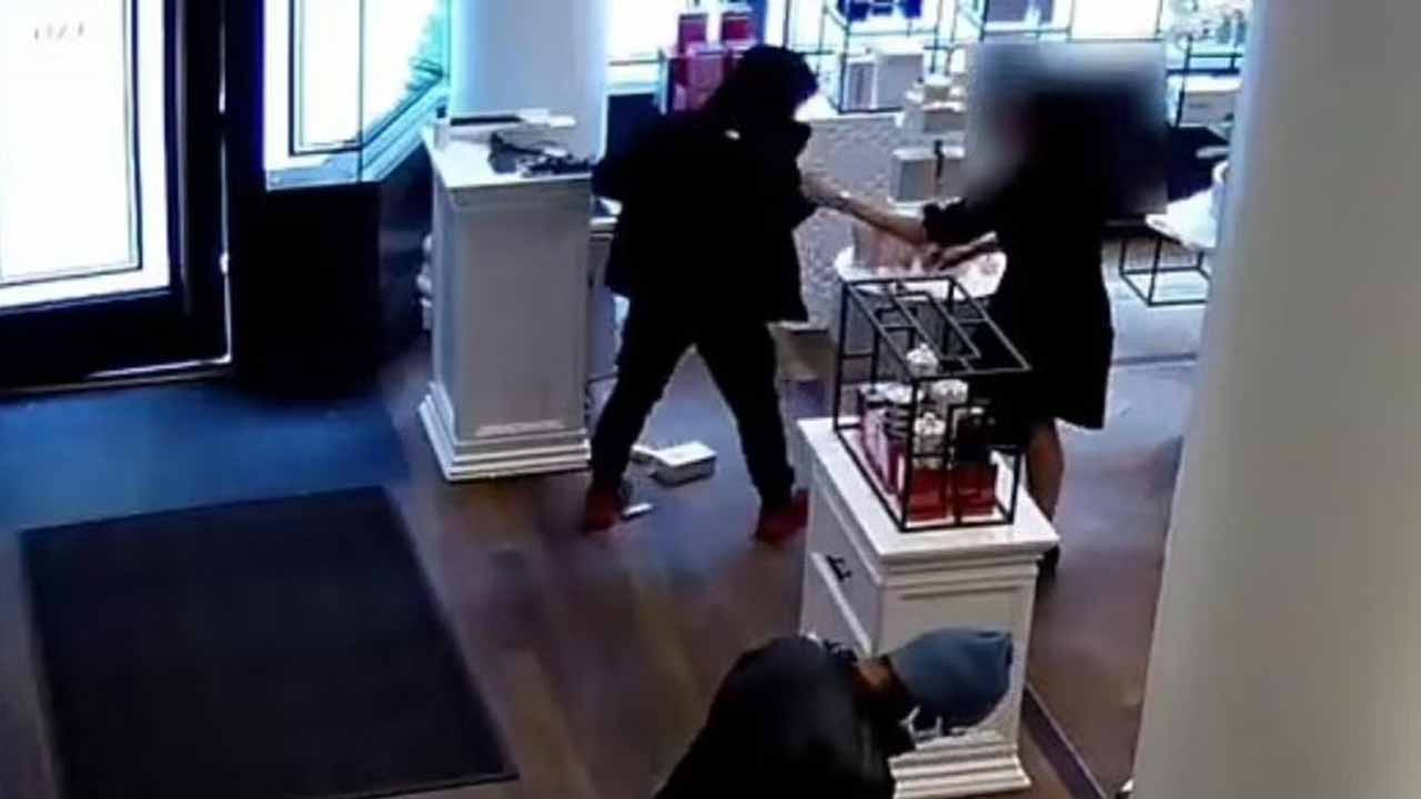 Viral video: ముగ్గురు దొంగ‌ల దుమ్ము దులిపిన మ‌హిళ‌!!