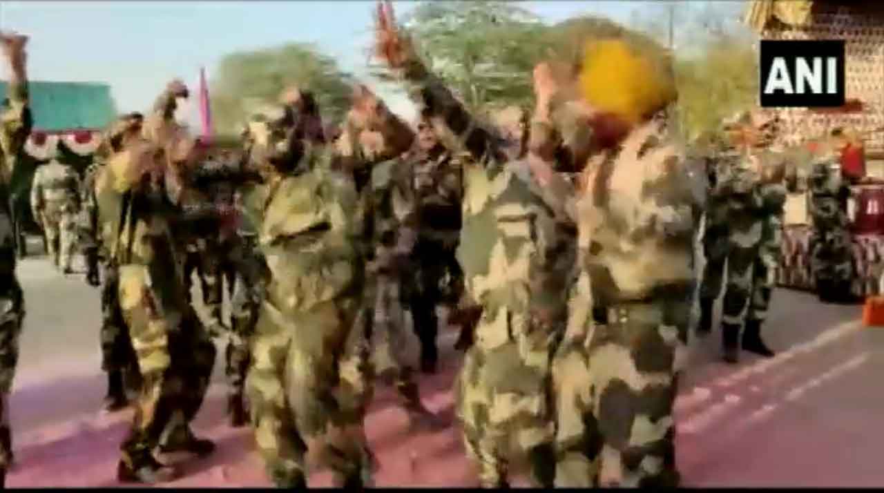 బీఎస్ఎఫ్ జ‌వాన్ల హోళీ డ్యాన్స్‌.. వీడియో
