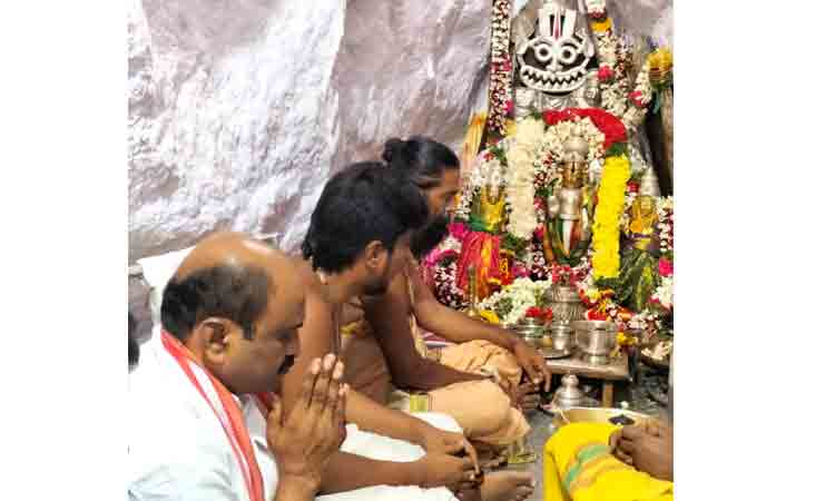 లక్ష్మీ నరసింహస్వామిని దర్శించుకున్న ఎమ్మెల్యే చల్లా